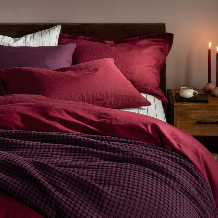 Raspberry French Linen Bed Set Superking - breathable, natural, close-up detail 2 | Soak and Sleep