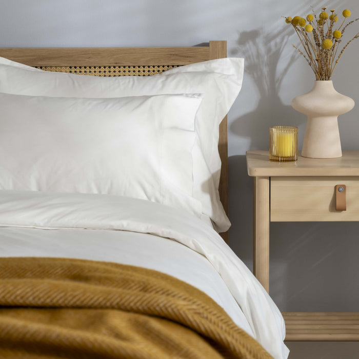 White 500 Thread Count Egyptian Cotton Pillowcases close-up detail 2 | Soak and Sleep